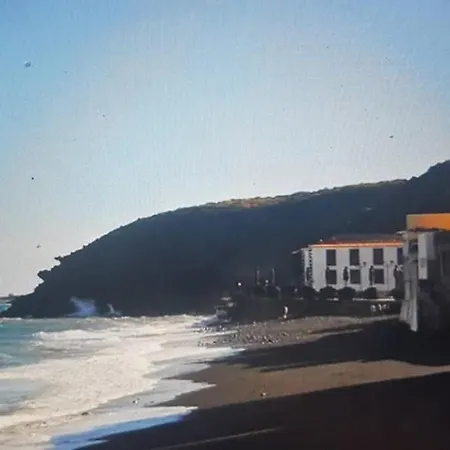 Lujo Nordico Sobre El Mar Azul